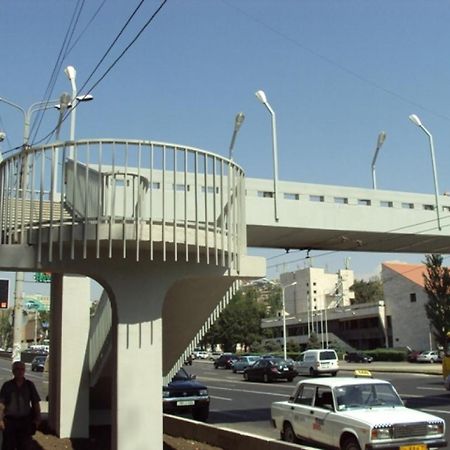 Sunny Apartment In The Center 耶烈万 外观 照片