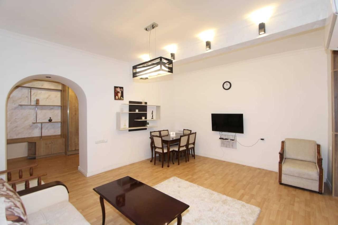 Sunny Apartment In The Center 耶烈万 外观 照片