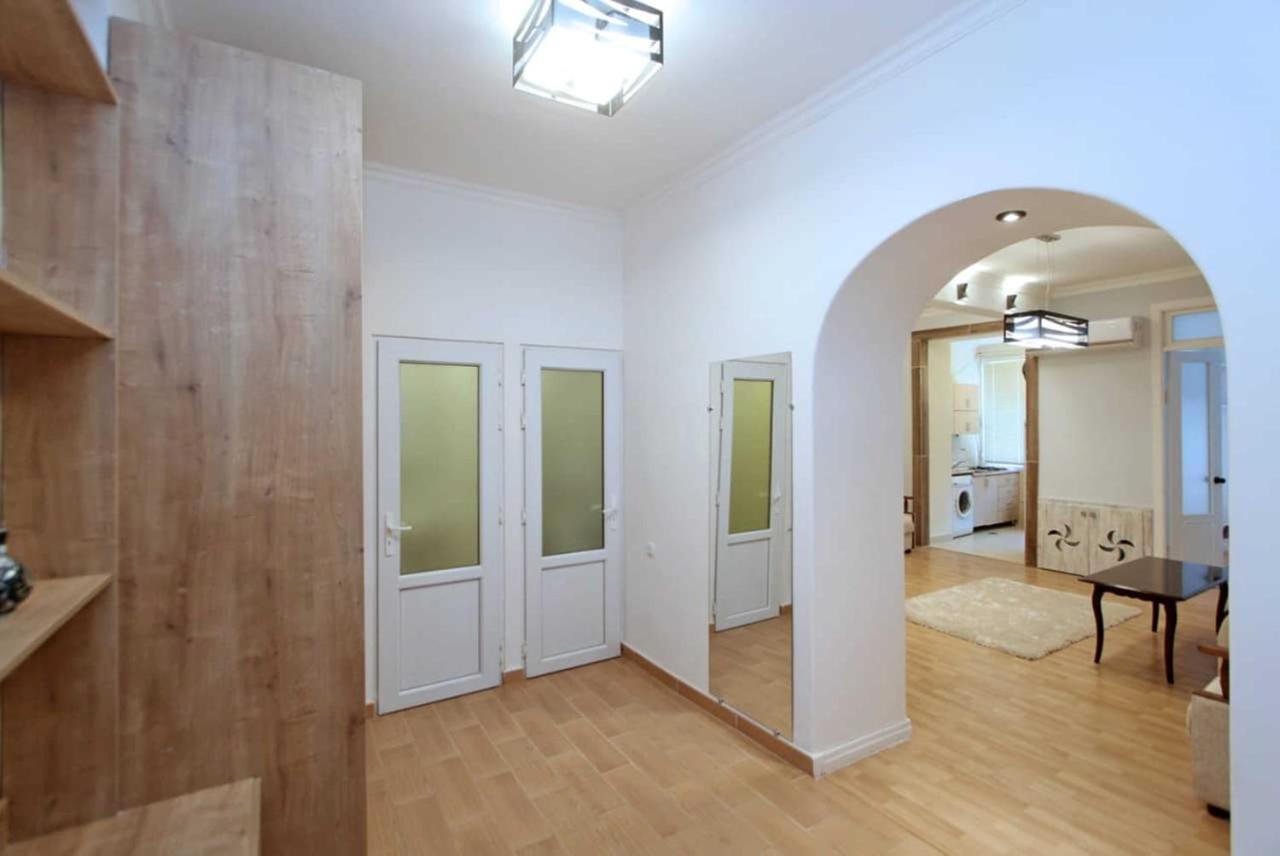 Sunny Apartment In The Center 耶烈万 外观 照片